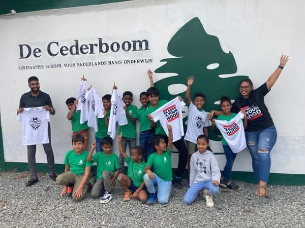 Meerdere scholen in Suriname voorzien van sportkleding.